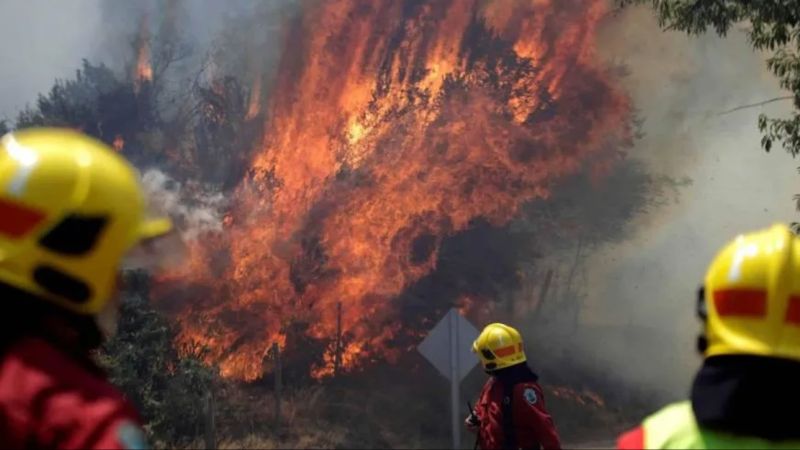 Argentina envía asistencia a Chile para combatir la ola de incendios en el sur