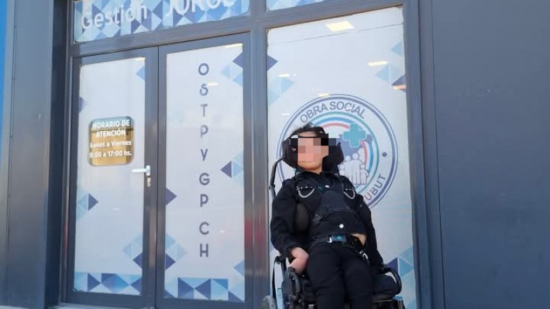 Madre denuncia que una obra social no entrega alimentos ni equipamiento a su hija con discapacidad pese a un acuerdo vigente