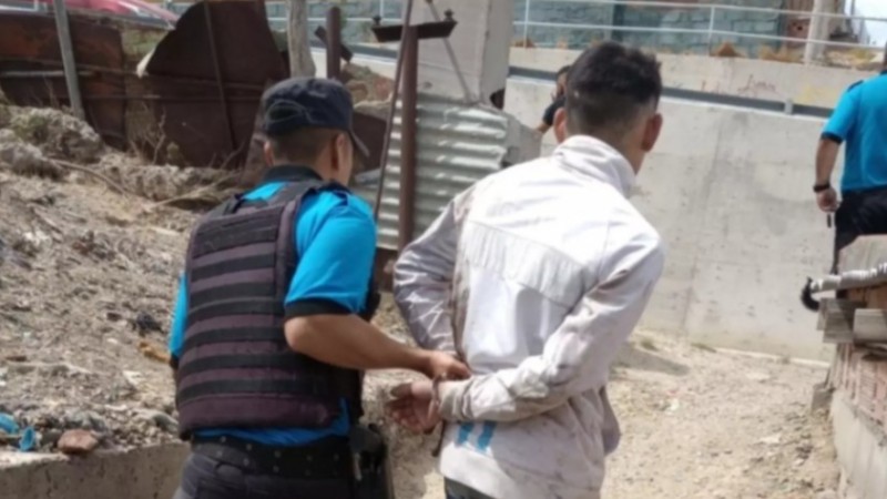 Detuvieron a dos jóvenes por intentar robar una mochila de baño en Comodoro