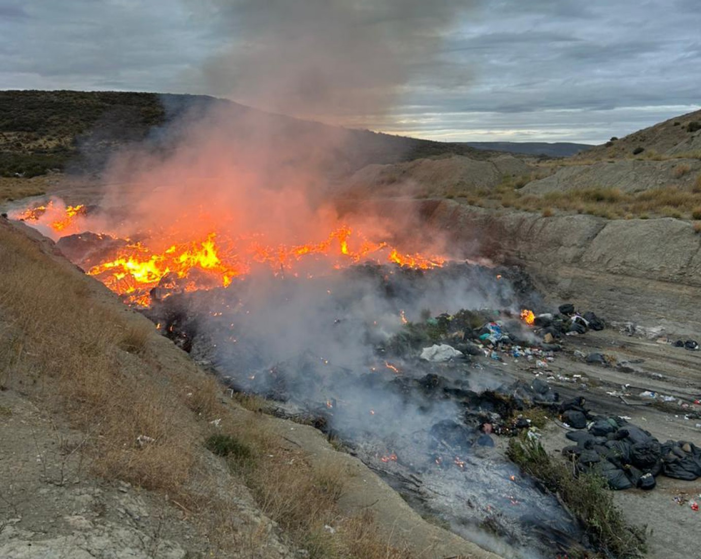 Incendio de grandes proporciones en el basural