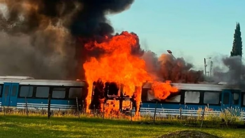 Incendio en el Tren de las Sierras: se prendieron fuego vagones con pasajeros a bordo en La Calera