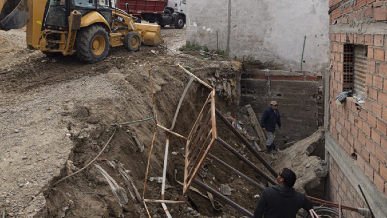 Comodoro: Se derrumbó un paredón sobre una casa y temen nuevos desplazamientos