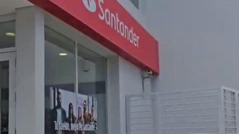Alertan por cierres de sucursales del Banco Santander y denuncian despidos encubiertos