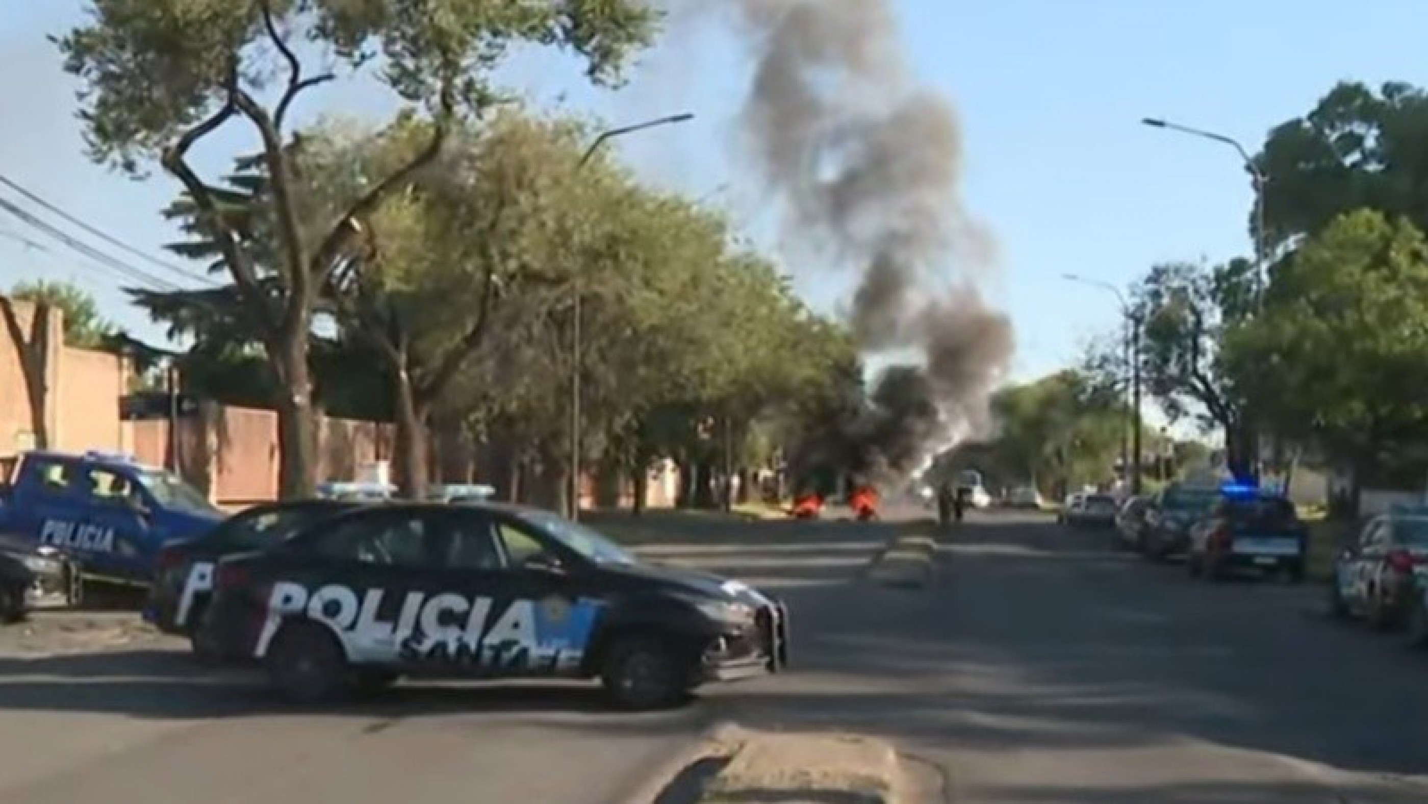 Protestas de policías continúan frente a Jefatura en Rosario y se replican en Santa Fe