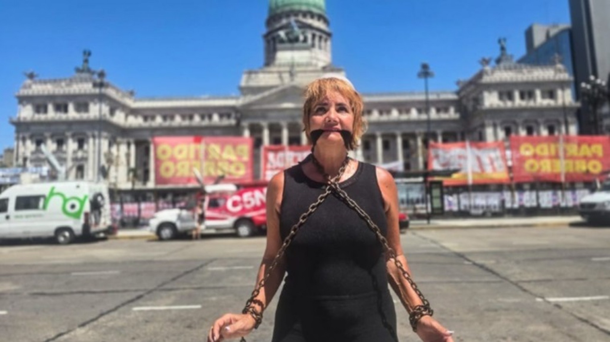 Nancy Pazos se amordazó frente al Congreso en rechazo a la Reforma Laboral