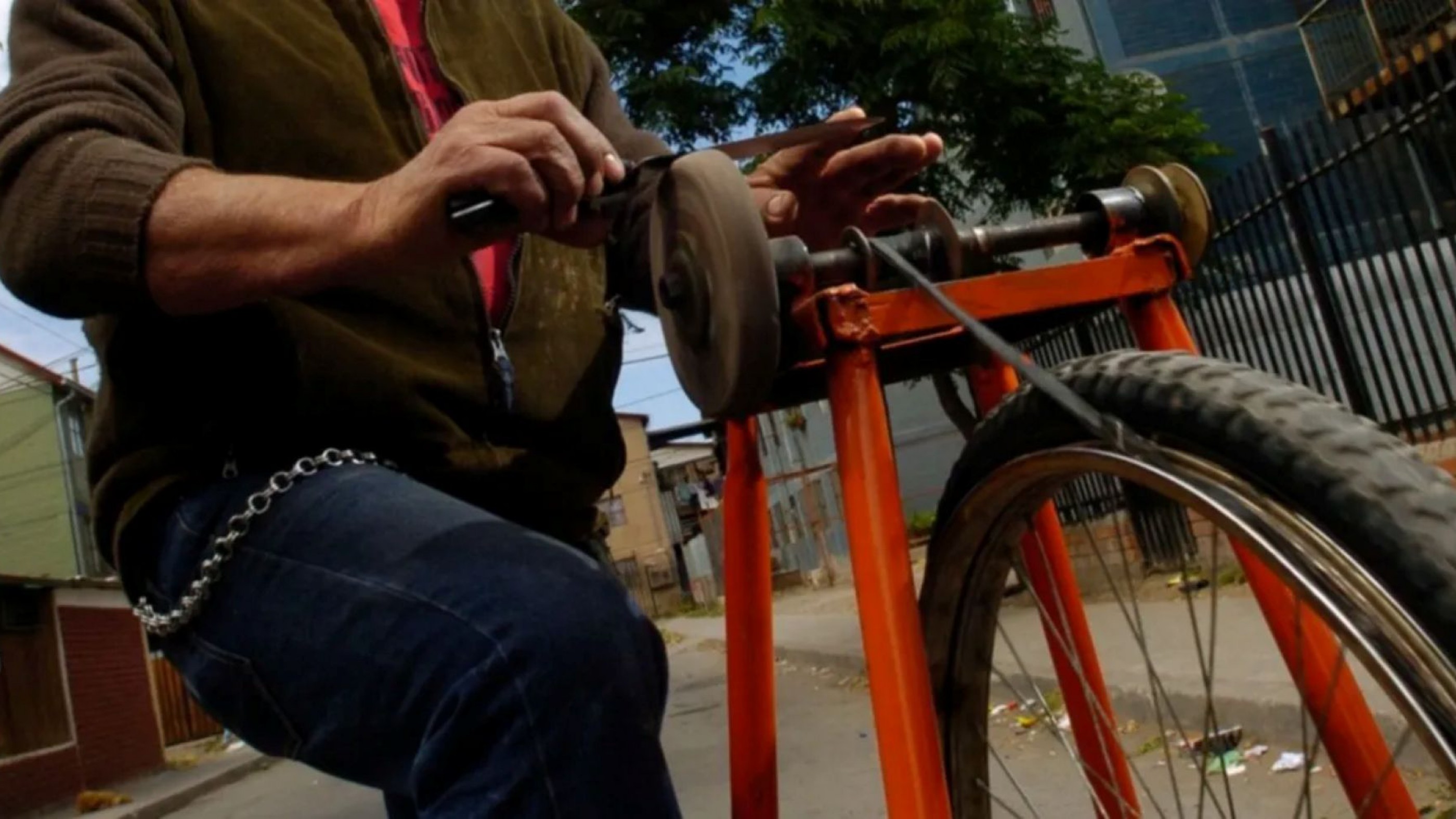 Vecinos de Neuquén denuncian a un afilador de cuchillos por amenazas y extorsión