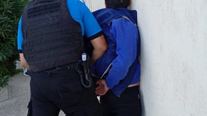 Demoraron a un joven por negarse a ser identificado tras un hurto en un comercio de Comodoro