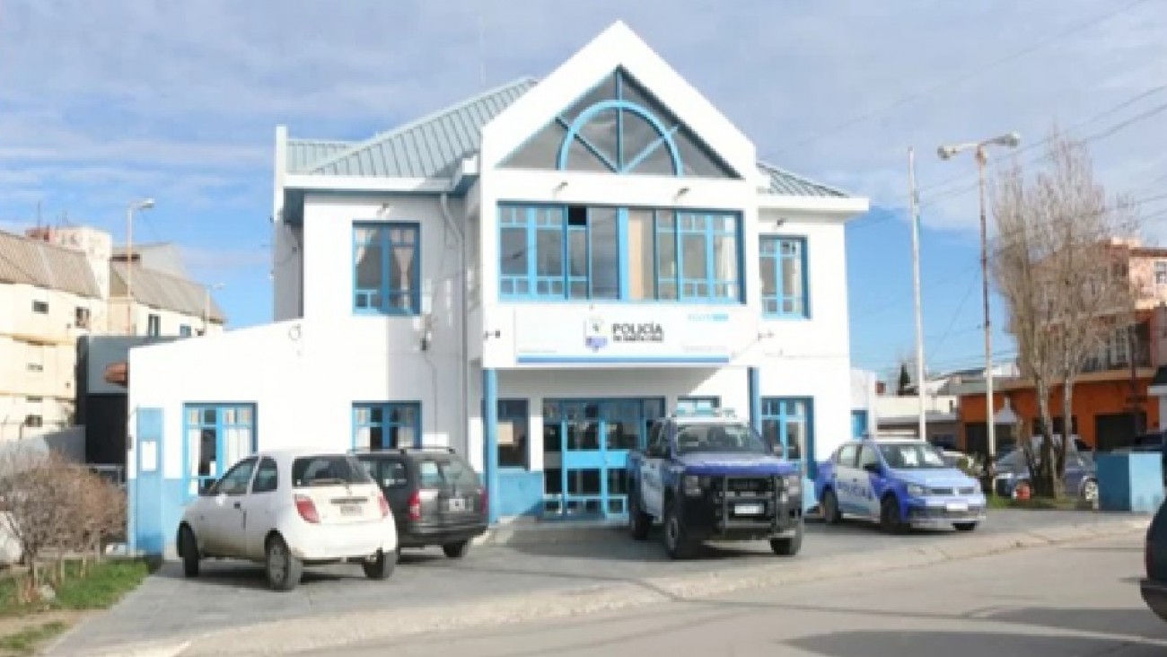 Asaltaron a un trabajador petrolero, le robaron el auto y chocaron: una pareja detenida