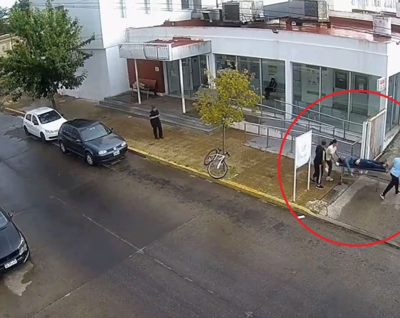 Balearon a un joven en una fiesta y lo abandonaron herido en la puerta de un hospital