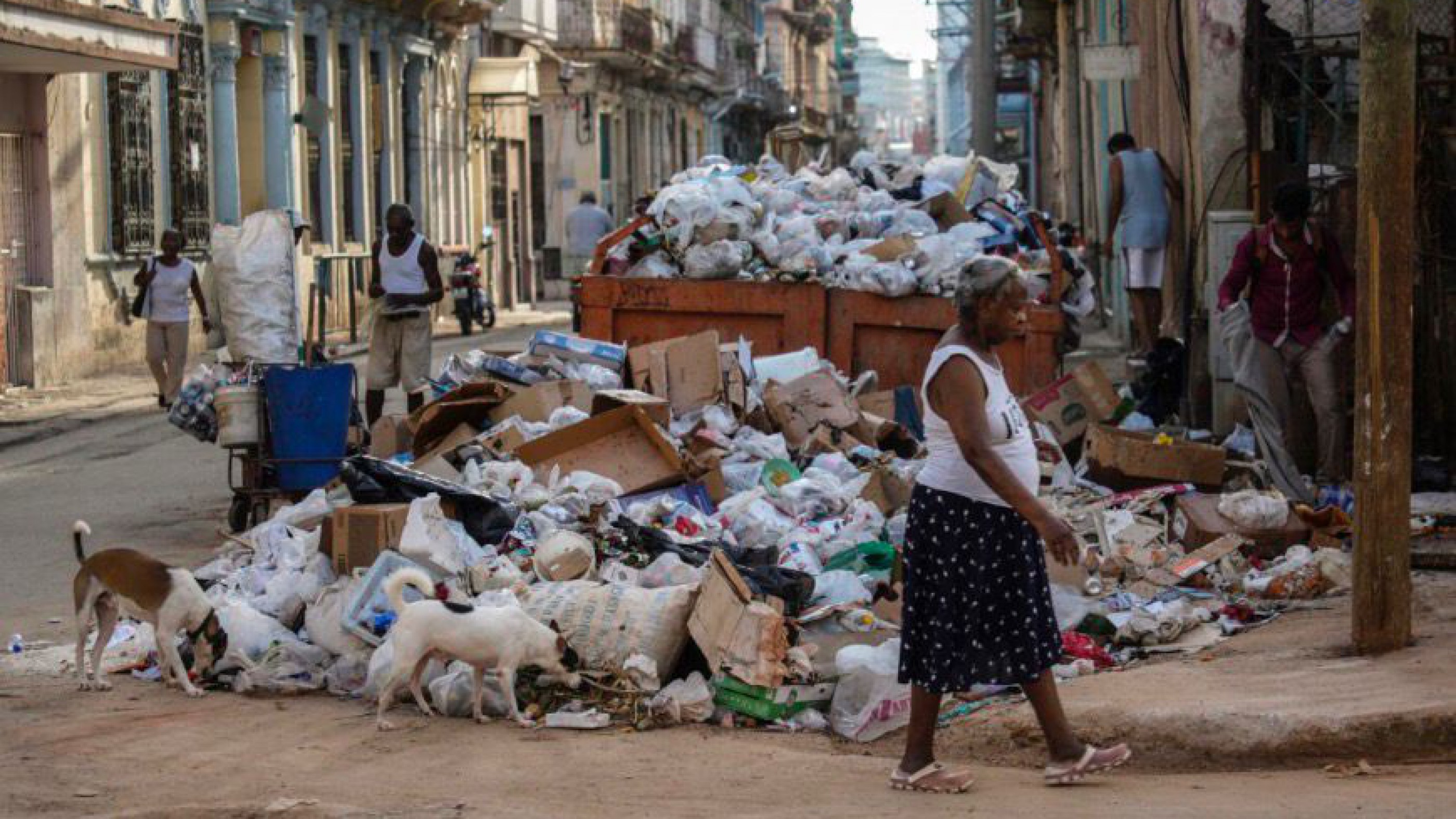 La falta de combustible paraliza servicios y llena de basura las calles de Cuba