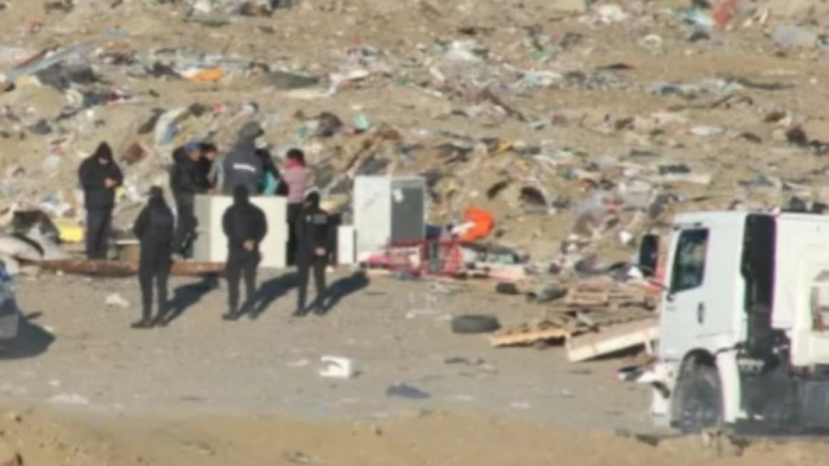 Tragedia en Caleta Olivia: la madre y tres hermanos de la joven fallecida siguen internados tras alimentarse en un basural