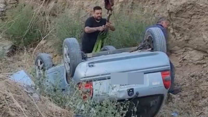 Una mujer fue hospitalizada tras caer con su auto a un canal