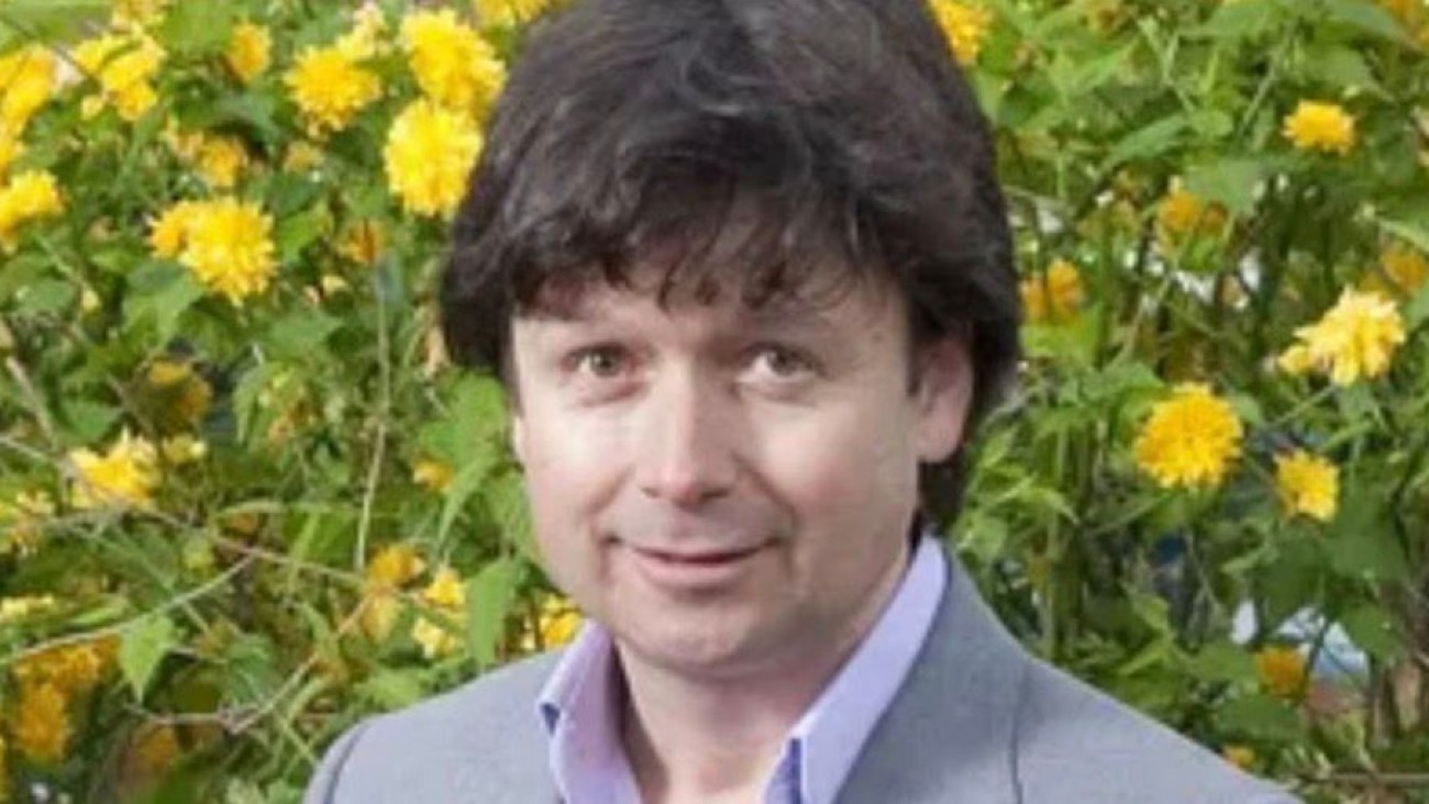 Murió a los 58 años el creador de Asos tras una caída desde un piso 17