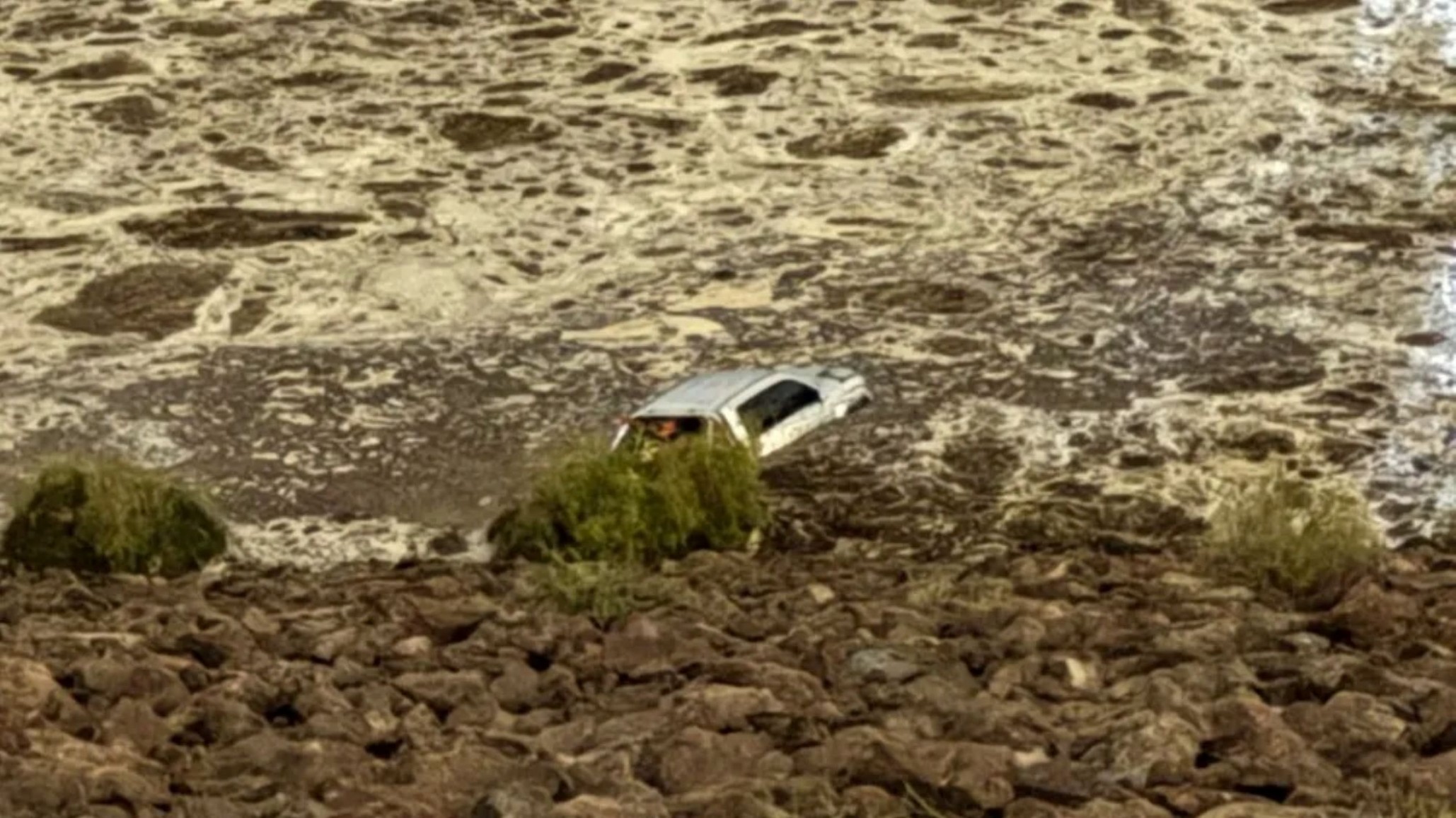 Temporal en Godoy Cruz: tres vehículos arrastrados al Dique Frías tras lluvias intensas en Mendoza