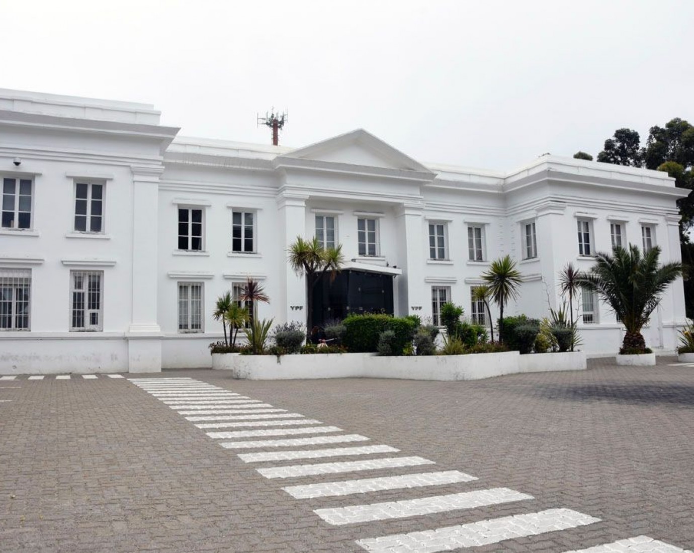 El bloque Arriba Chubut pone alerta sobre el destino de los inmuebles que YPF deja en Comodoro y pide que pasen a manos de la ciudad