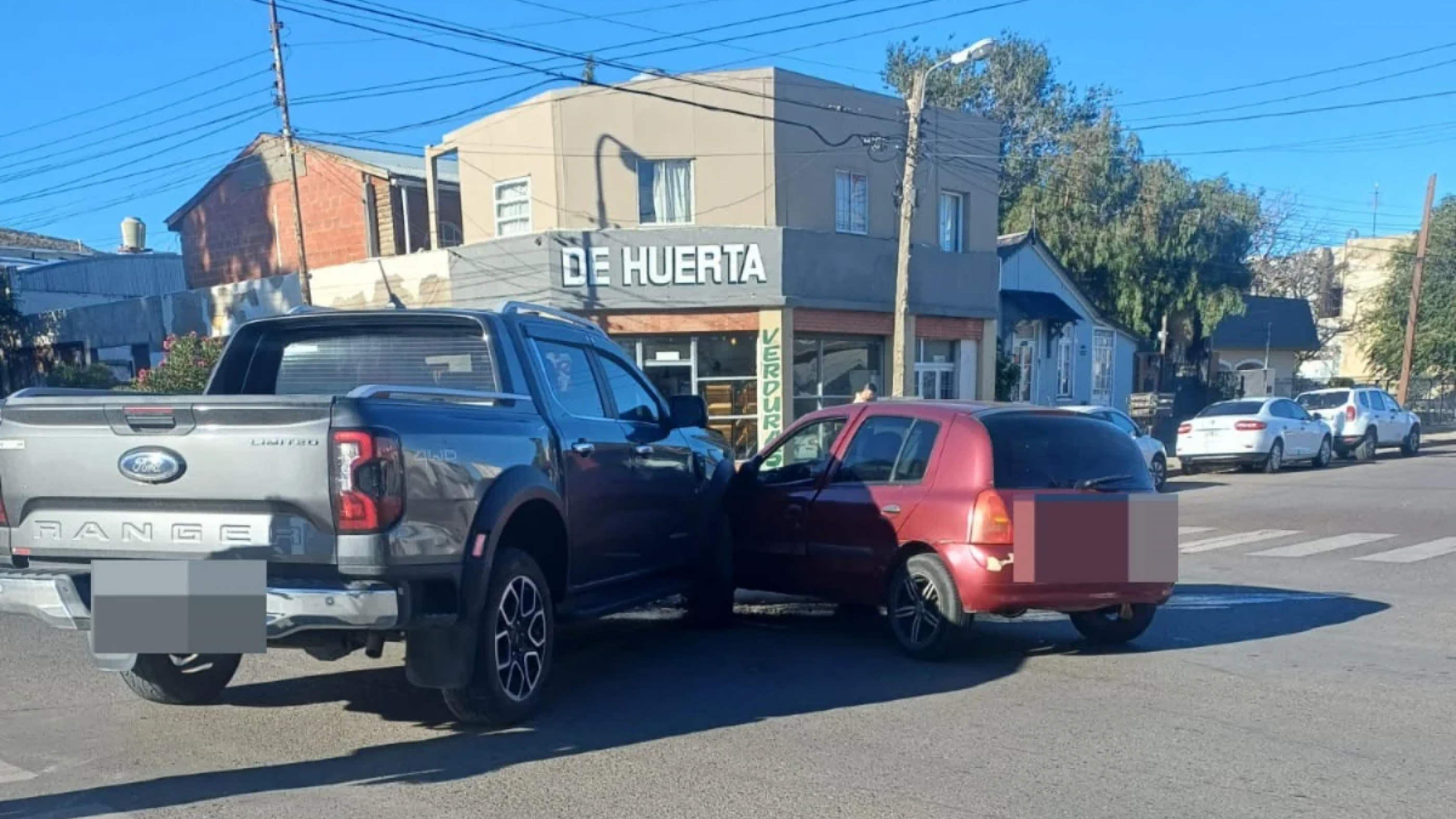 Una joven sufrió un golpe en la cabeza tras un fuerte choque