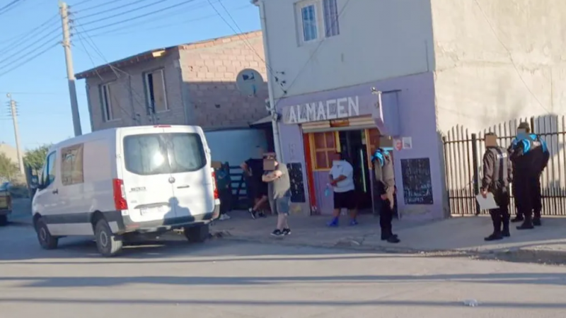 Allanamiento en Cerro Solo: secuestraron un arma tras el ataque al comerciante