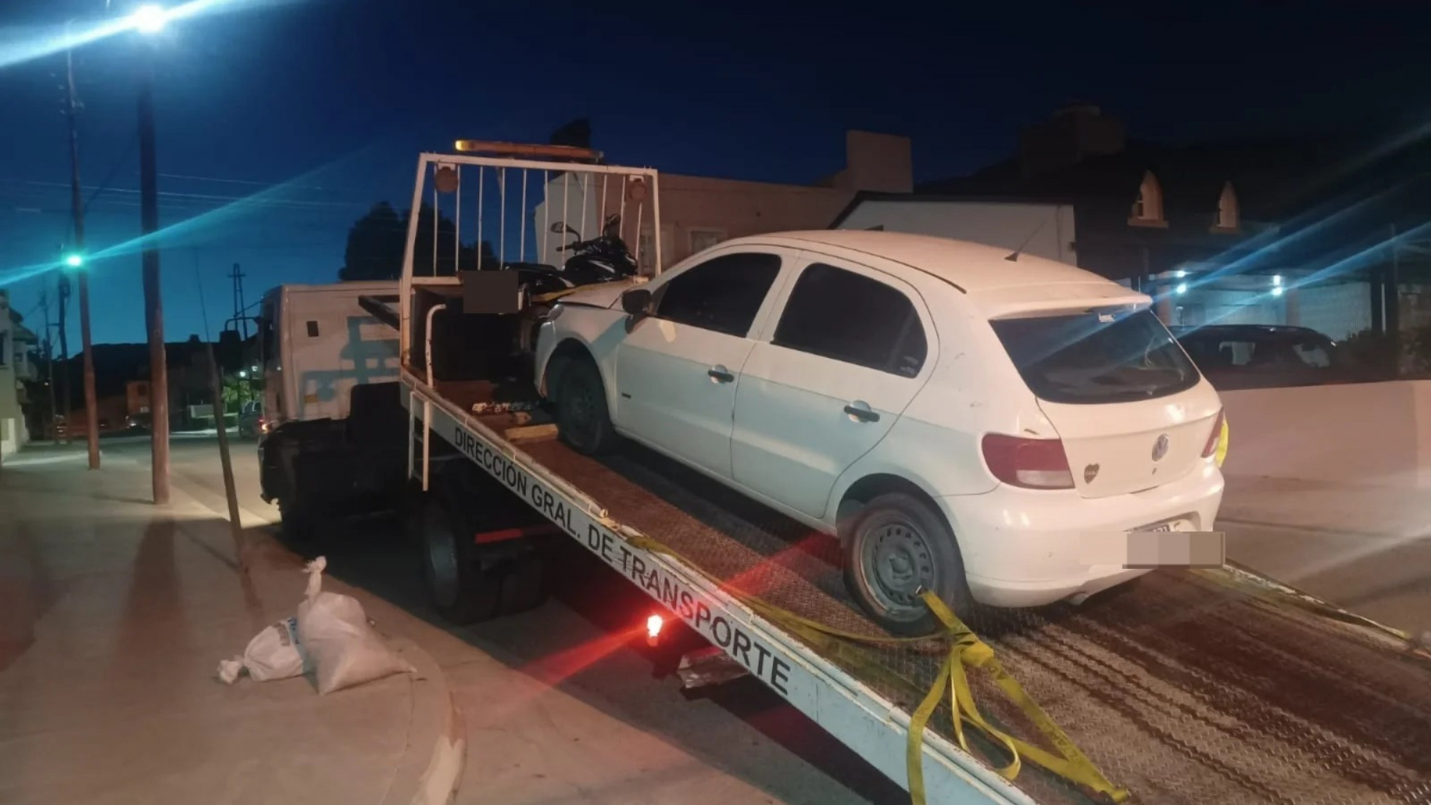 Una motociclista sufrió una fractura expuesta tras un fuerte choque con un auto