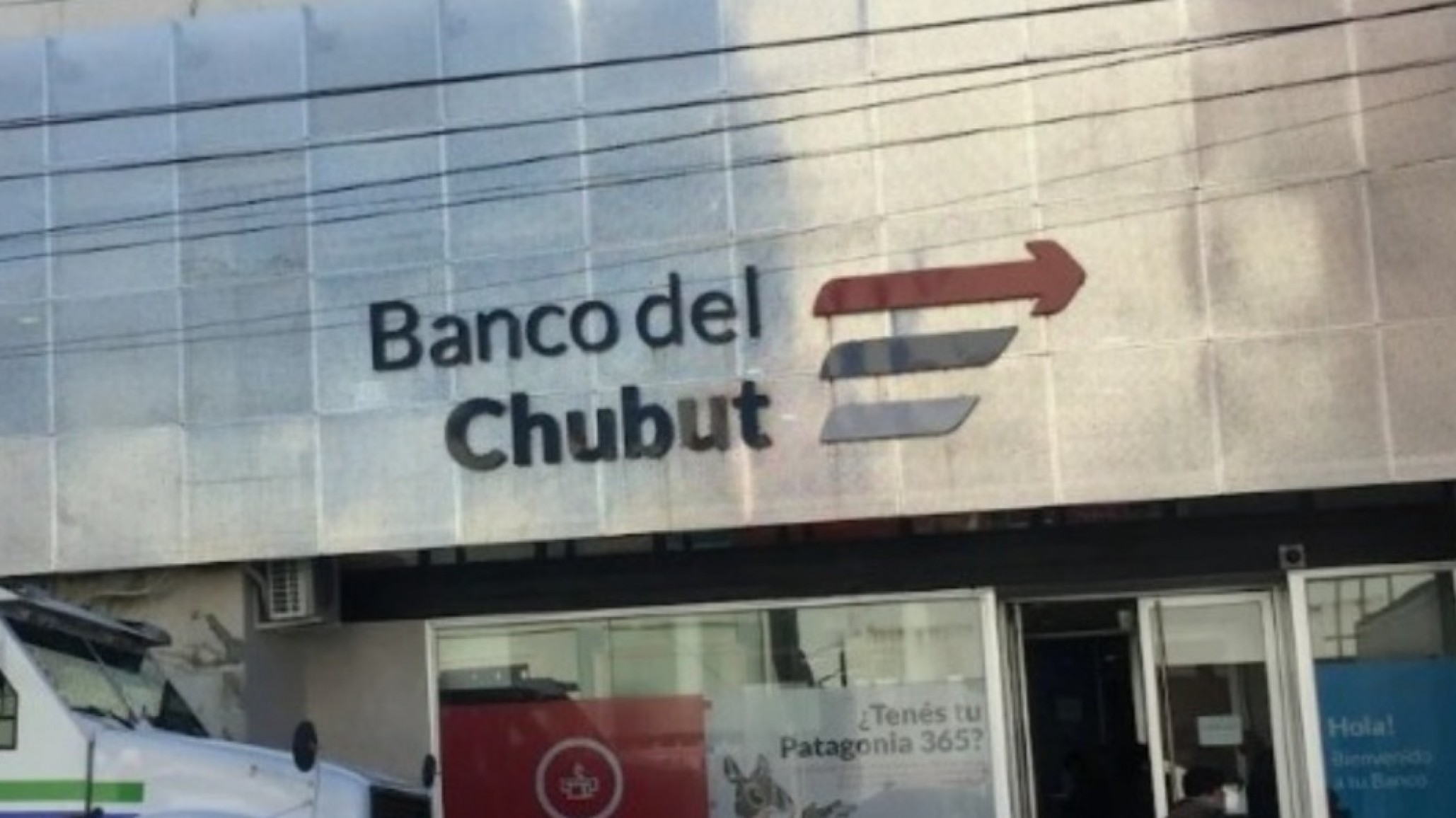 Un joven agredió a su cuñada dentro del banco y terminó reducido y esposado