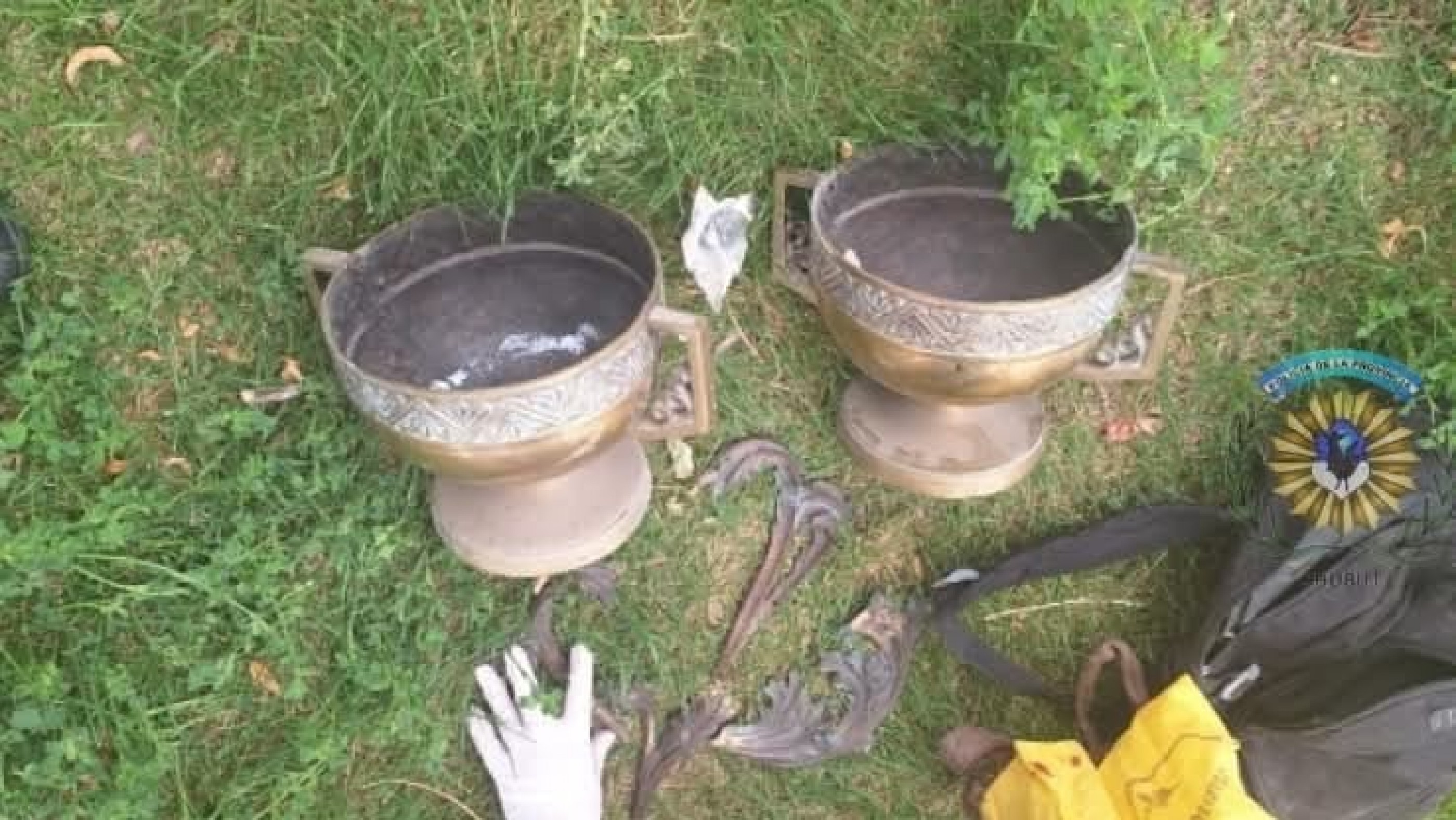 Detuvieron a un hombre acusado de robar placas y elementos de bronce en el Cementerio Oeste