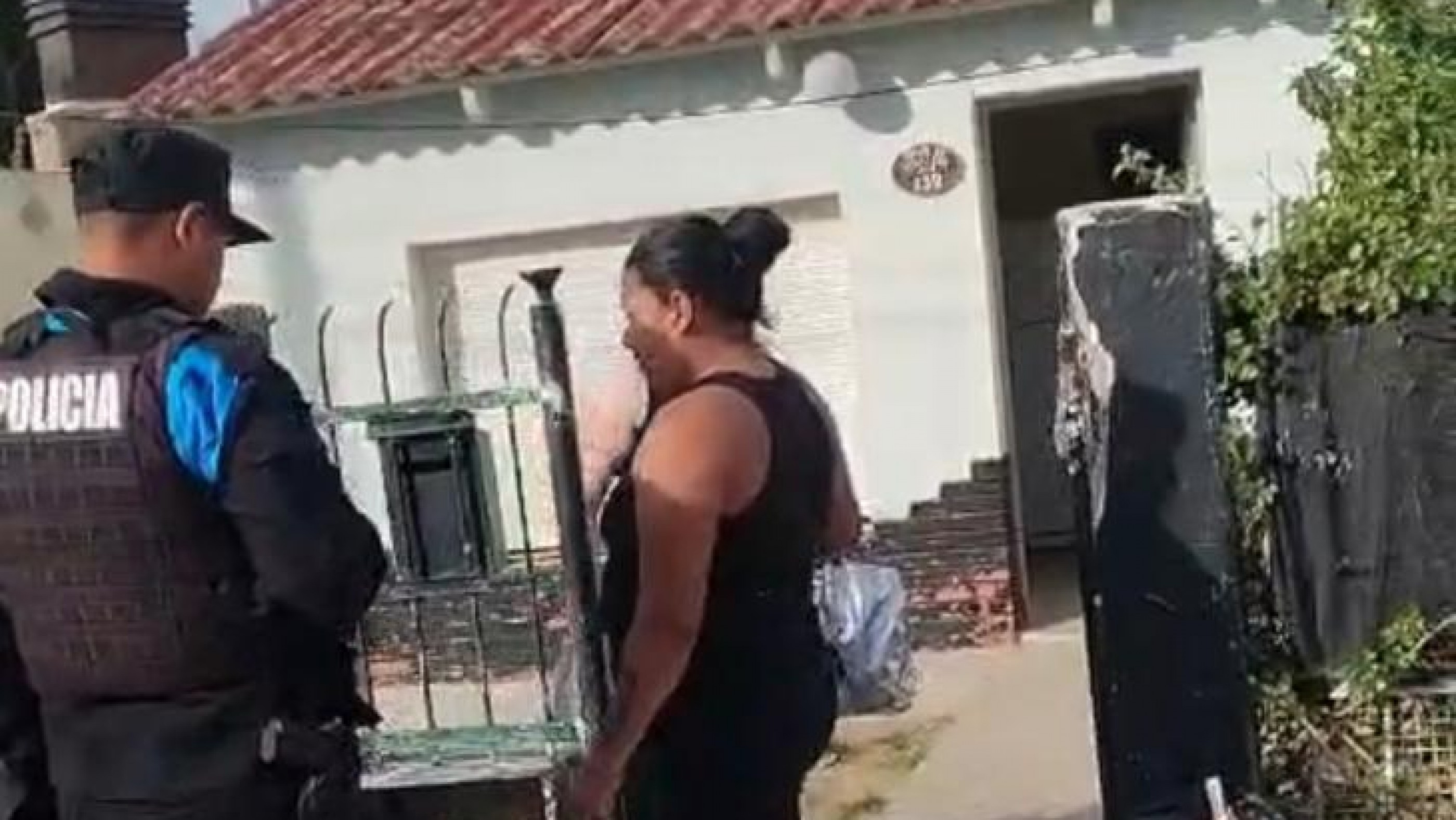 Denuncian que una pareja engaña a adultos mayores para ocupar viviendas en Km 8