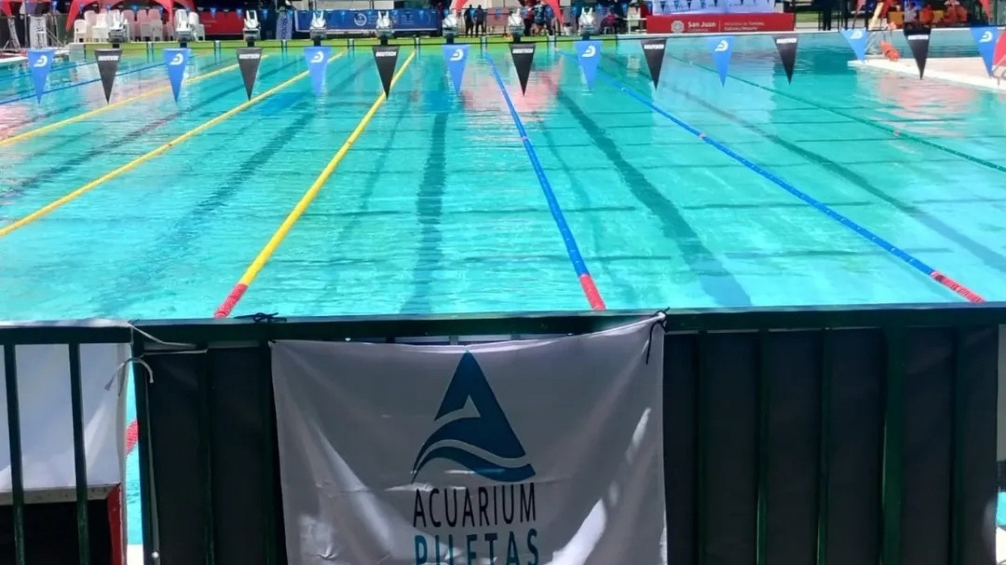 Jóvenes nadadores de Comodoro entrenan para competir en aguas abiertas y buscan apoyo para seguir creciendo