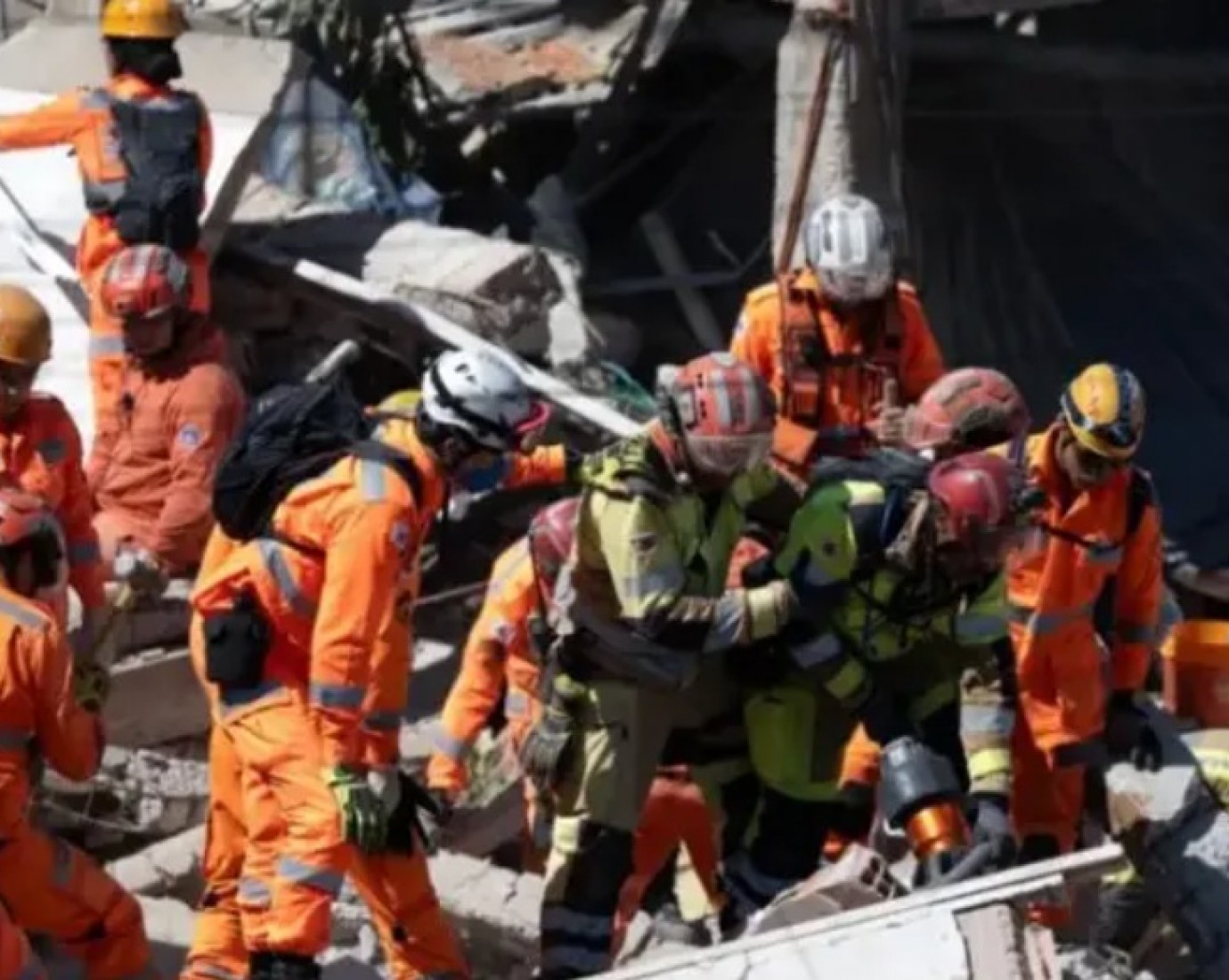 Derrumbe en Brasil: 12 muertos tras el colapso de una residencia de ancianos
