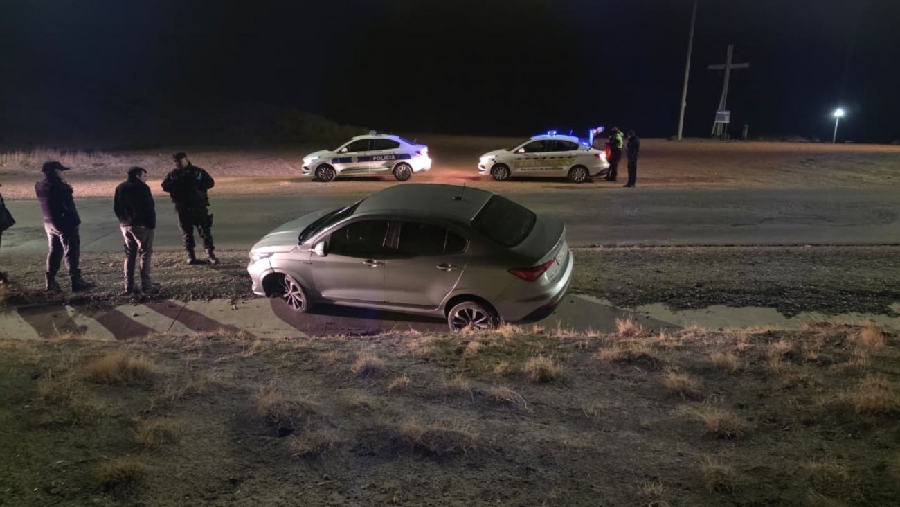 Conducía alcoholizado, despistó en el Camino Centenario y terminó con una infracción en Comodoro