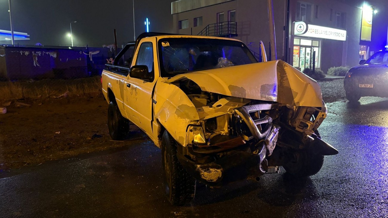 Choque en Comodoro: conductor alcoholizado perdió el control de una camioneta y se estrelló contra un poste en Km 8