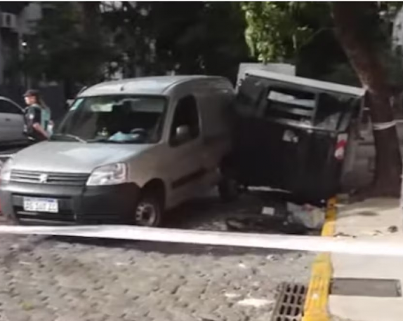 Un hombre sufrió un infarto mientras manejaba, provocó un choque múltiple y murió