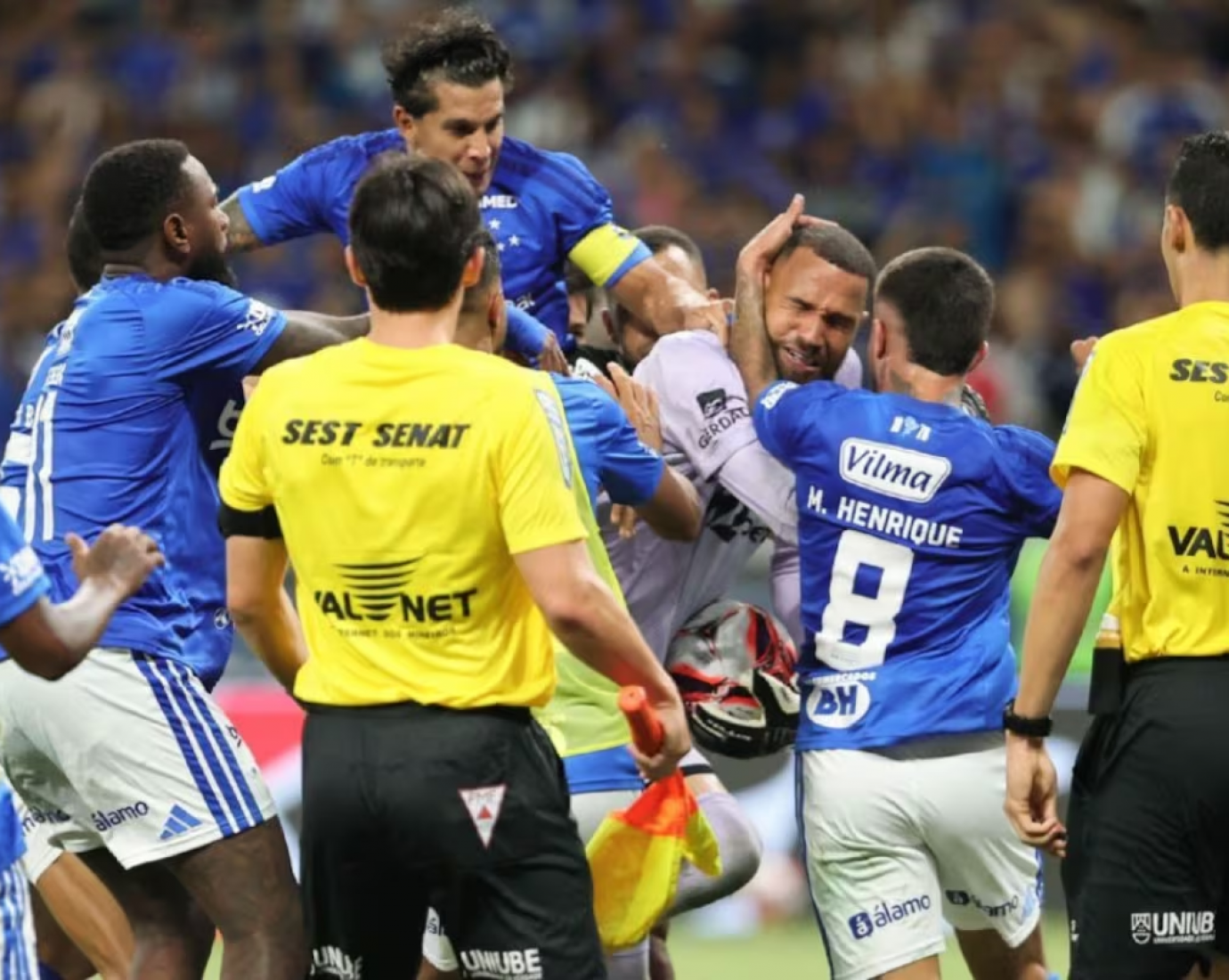 Escándalo en Brasil: 23 expulsados tras una batalla campal en una final