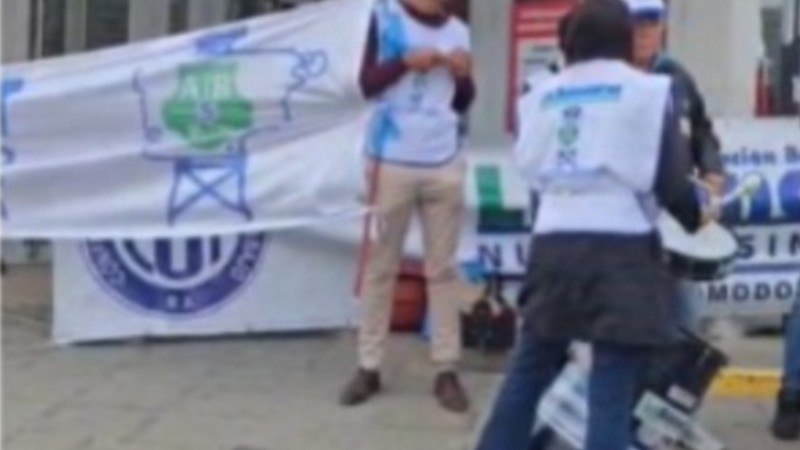 La crueldad de los despidos: el Banco Santander sigue con reducción y desvinculó a una comodorense víctima de la catástrofe del Cerro Hermitte