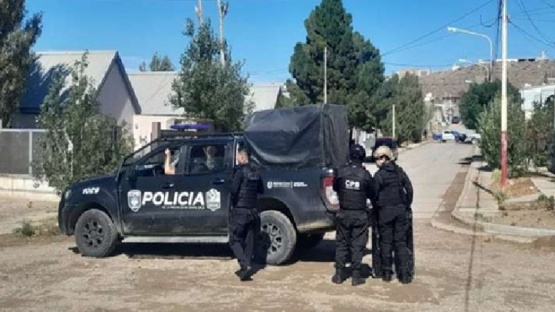 Infierno en Caleta Olivia: Francotiradores y grupos tácticos rodean a ocho atrincherados