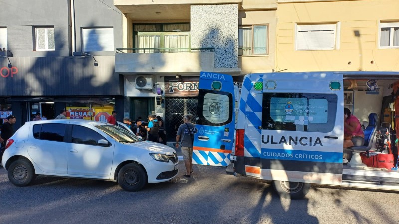 Accidente: un auto atropelló a una mujer y a sus dos hijas