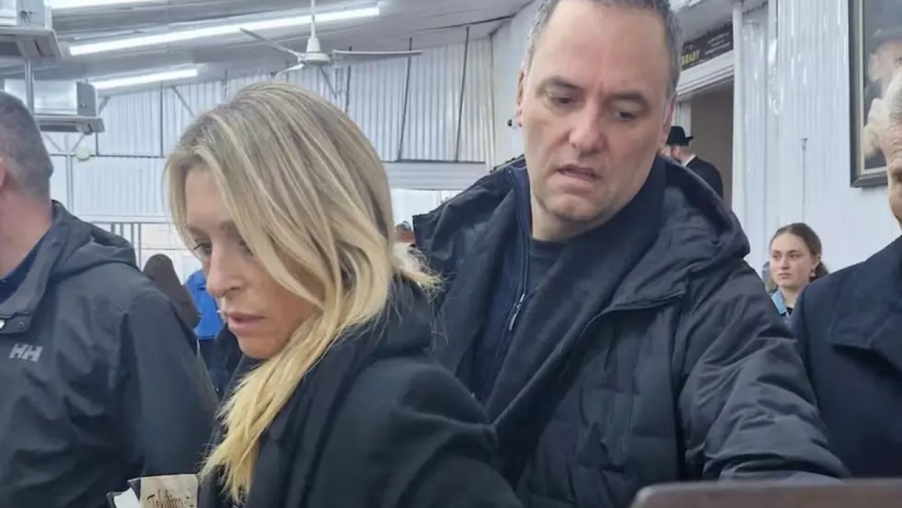 Del ajuste al privilegio: Adorni dijo "vengo a deslomarme" y llevó a su esposa en el avión presidencial