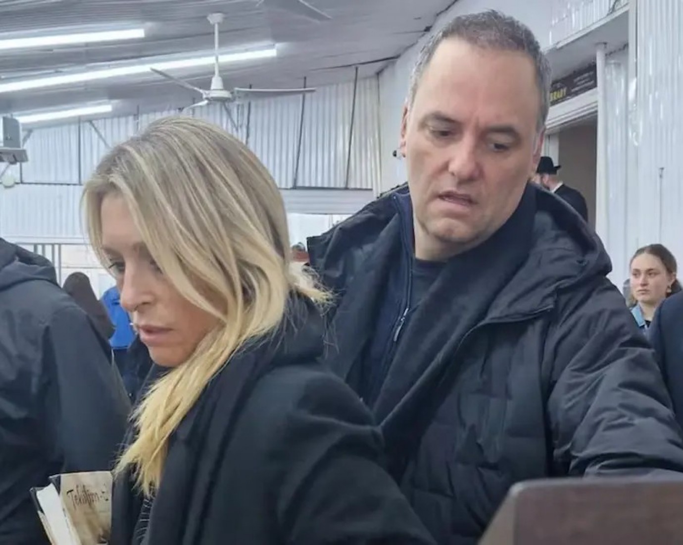 Del ajuste al privilegio: Adorni dijo "vengo a deslomarme" y llevó a su esposa en el avión presidencial