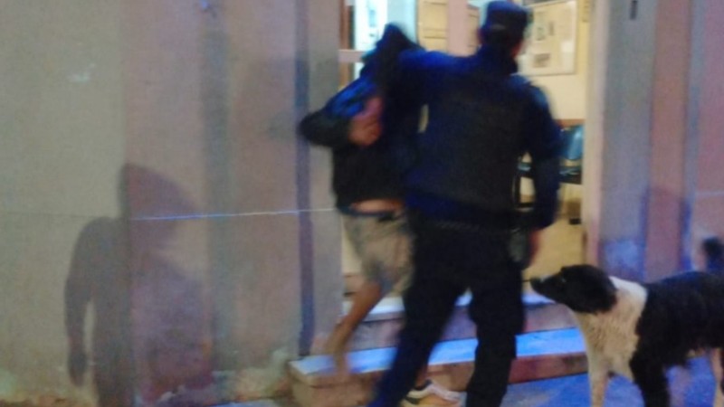 Intentó robar en un auto en pleno centro y terminó detenido tras ser perseguido por el dueño