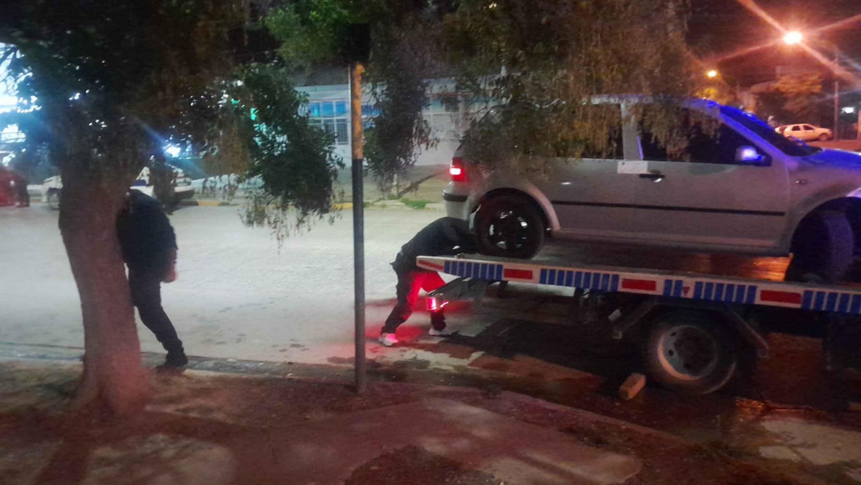 Madrugada de terror en Puerto Madryn: apuñalaron a un hombre, chocó con una moto y buscan al agresor