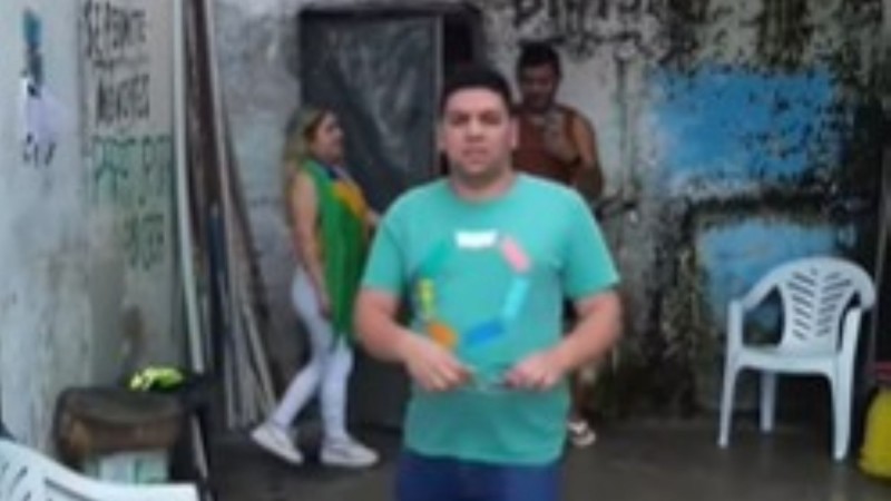 El locutor comodorense Julián Núñez grabó un video viral en la favela Rocinha de Río de Janeiro