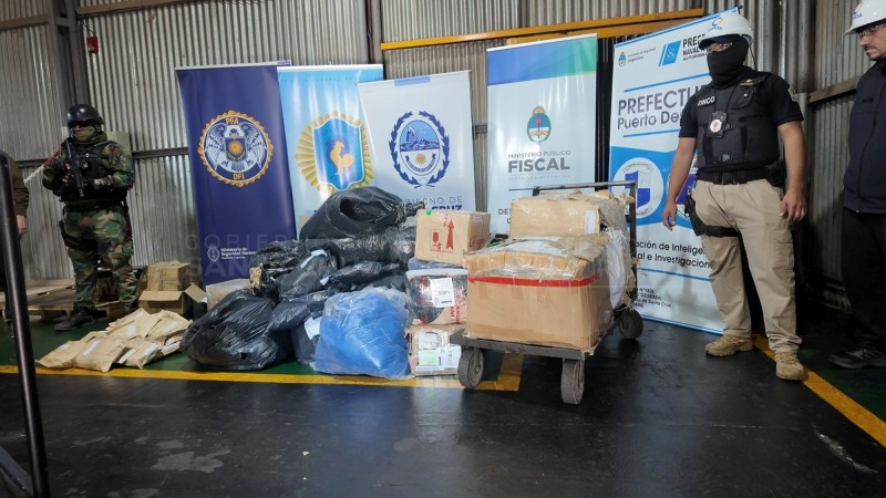 Cuatro jóvenes fueron detenidos con droga y una réplica de arma en Caleta Olivia