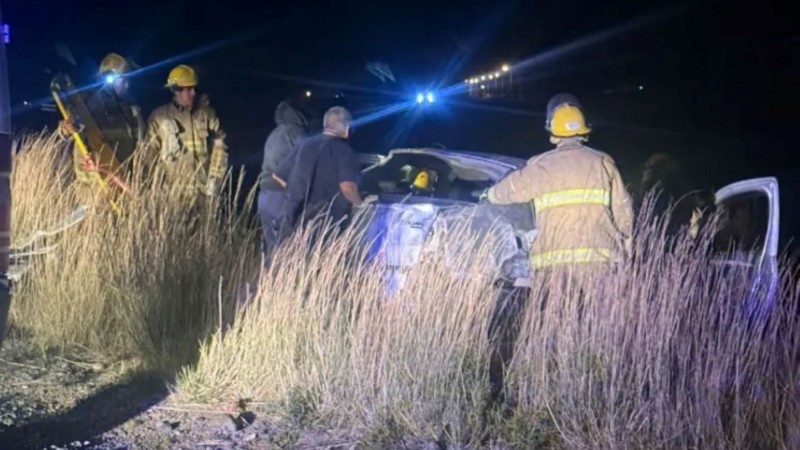 Conductor borracho volcó tras esquivar un animal en la ruta: terminó con el auto destruido