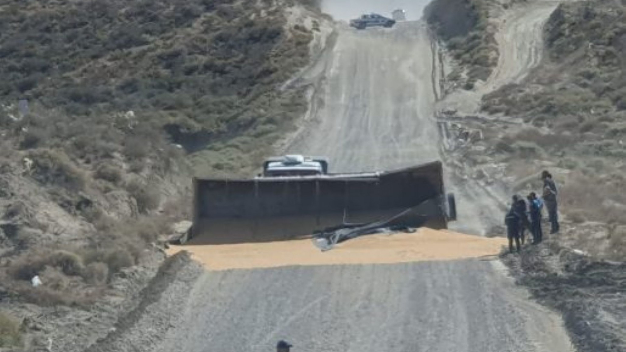 Volcó un camión en el Camino Petrolero de Comodoro Rivadavia y generó un operativo de seguridad