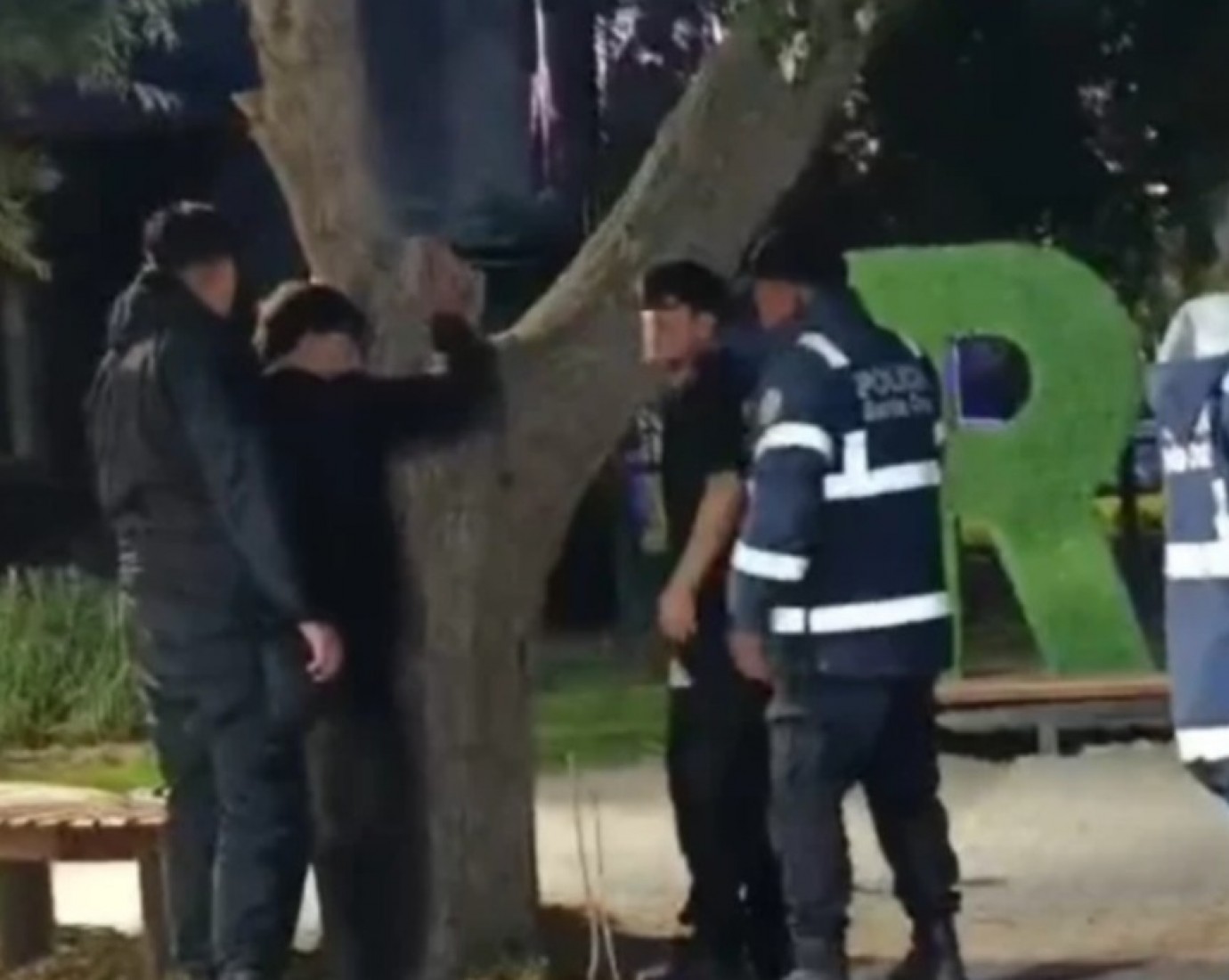 Apuñalaron a un adolescente en una pelea en la plaza San Martín y hay un menor demorado