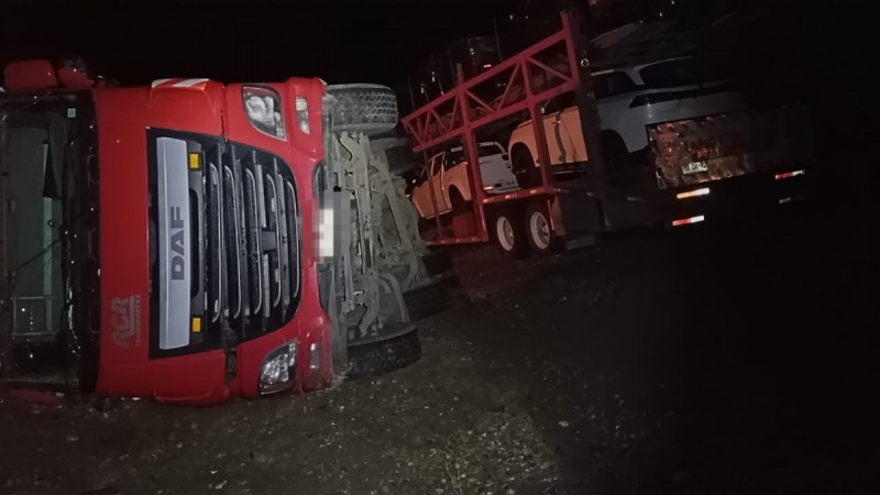 Despiste y vuelco de dos camiones en la Ruta 3: un conductor fue hospitalizado