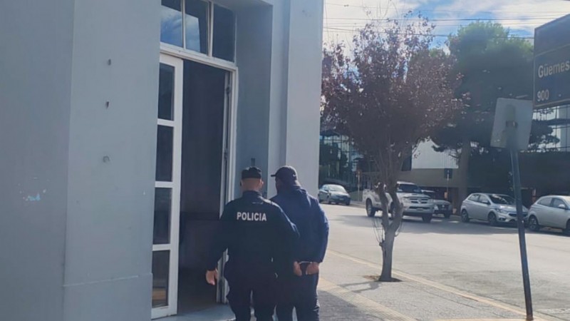 Detuvieron a un joven con pedido de captura por robo agravado en pleno centro de Comodoro