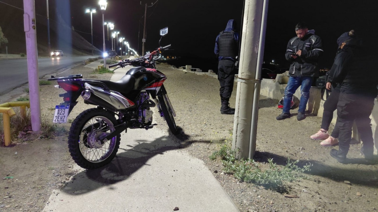 Despiste de moto en Comodoro: se pinchó una rueda y una mujer resultó herida