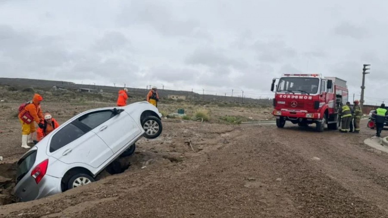 Entre el alcohol y la lluvia: terminó en una zanja en Puerto Madryn