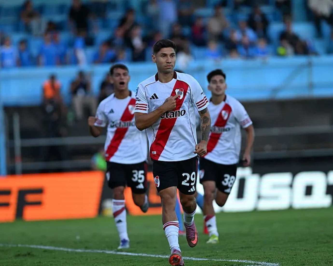 River se impuso en Córdoba, ganó 2-0 y se sube a la cima del Apertura