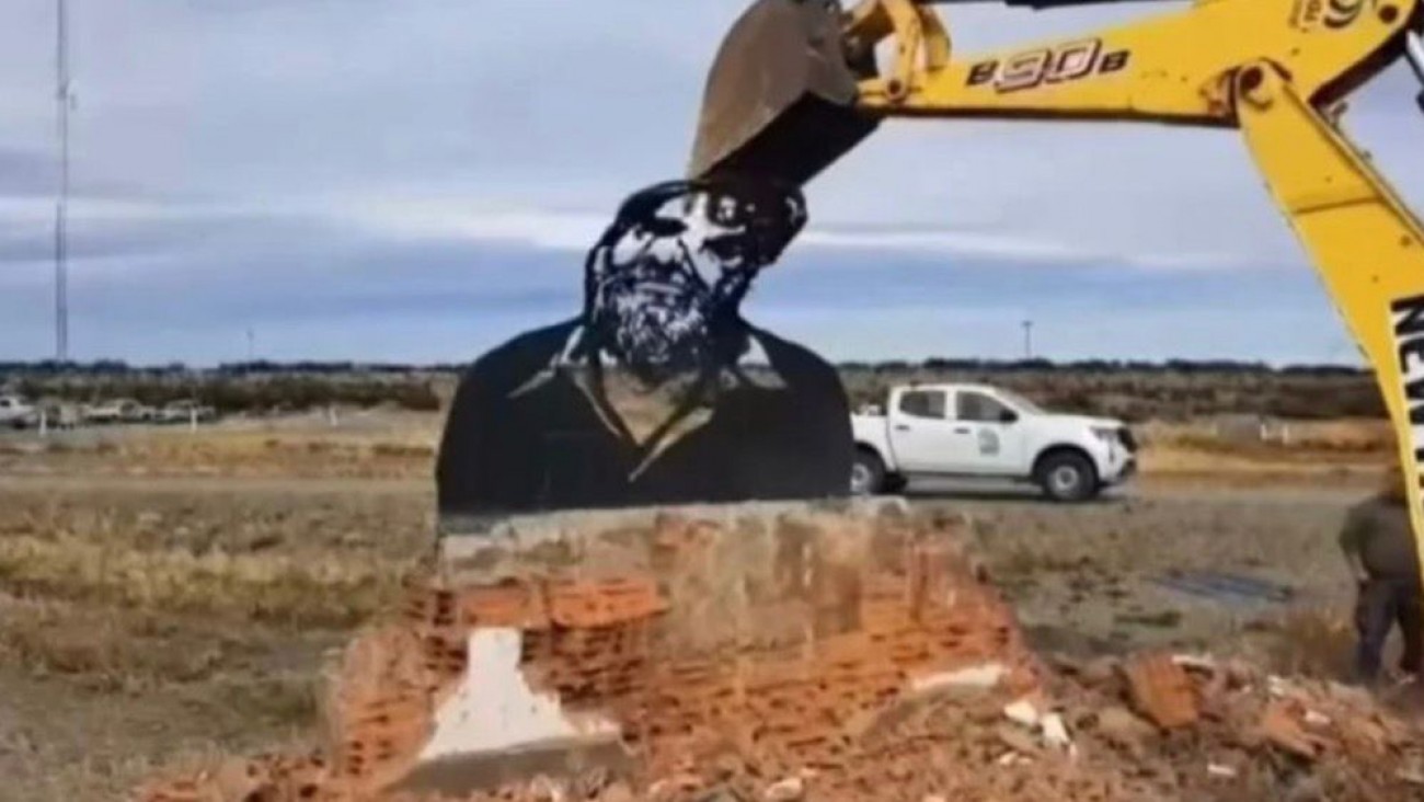 Río Gallegos tendrá un nuevo monumento a Osvaldo Bayer construido con restos del original