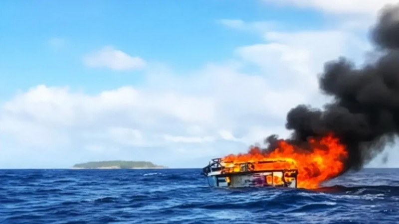 Nahuel Huapi: se incendió una lancha y su único tripulante debió lanzarse al lago para salvar su vida